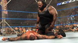 Mark Henry attaque Randy Orton lors de ce combat contre Christian au Super Smackdown du 30/08/2011