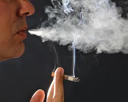 un fumeur avec une cigarette