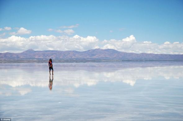 Bolivia : Men on the mirror