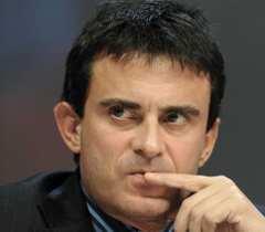 Manuel Valls, le regard vers la droite