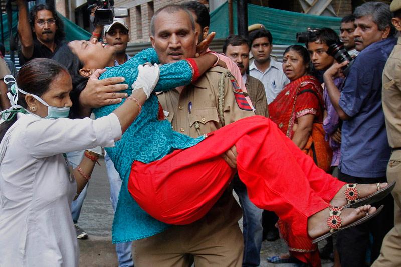 Explosions. La priorité est de porter secours aux victimes, et vite. Ce mercredi, après l’explosion d'une puissante bombe devant la Haute cour de New Delhi, en plein centre de la capitale indienne, les secours s’organisent, comme ici, où une infirmière aide un policier à évacuer une femme blessée. Au moins 11 personnes ont été tuées et 66 autres blessées, deux mois à peine après un triple attentat meurtrier ayant visé Bombay. Selon la police, la bombe, placée dans une mallette près de l'une des principales portes d'entrée du tribunal, a explosé alors qu'une centaine de personnes étaient devant le bâtiment. Au même moment, un double attentat-suicide à Quetta, au Pakistan, a fait au moins 19 victimes.