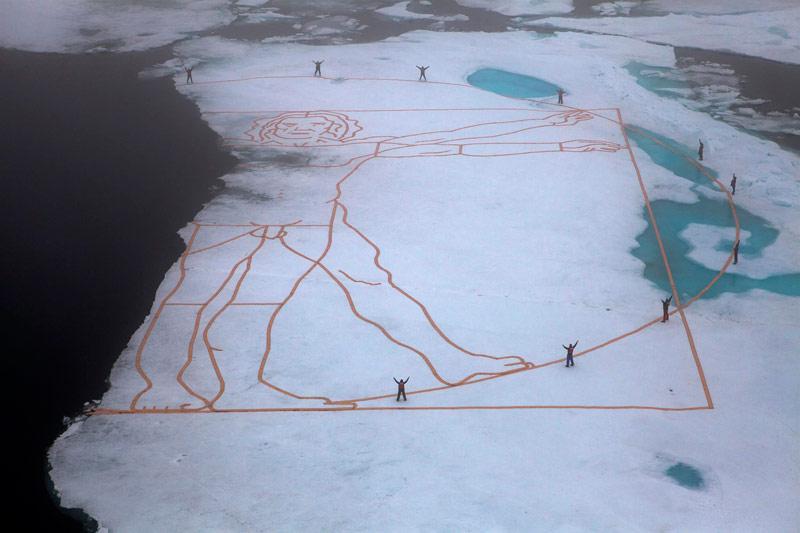 Symbolique. Le célèbre «Homme de Vitruve» de Leonard de Vinci s'est mué en homme de glace dans l'Arctique, le temps d'une campagne destinée à tirer la sonnette d'alarme sur le recul de la banquise. Embarqué sur un brise-glace de l'organisation Greenpeace, John Quigley, a ainsi reproduit le dessin le plus connu de l’artiste, une étude des proportions du corps humain, à environ 800 km du pôle Nord, sur un bloc de glace d'une superficie équivalente à quatre piscines olympiques. Recomposé à l'aide de bandes de cuivre utilisées pour fabriquer des panneaux solaires mais cette fois-ci posées sur la glace, l'œuvre est amputée de ses deux bras droits et d'une jambe, symboliquement fondus dans la mer. 