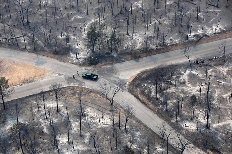 Intensifiés. Les sauveteurs américains continuaient mercredi leur lutte contre les incendies de forêt qui ravagent le Texas, qui ont coûté la vie à quatre personnes et poussé des milliers d'habitants à fuir. Dans le comté de Bastrop, le sinistre y a déjà ravagé plus de 14.000 hectares et 600 maisons en deux jours, un record pour un seul incendie dans l'État. Et malgré les difficultés à se ravitailler en eau dans les lacs et les rivières, mis à mal par la sécheresse, plus de 250 pompiers, appuyés par des avions et hélicoptères bombardiers, luttent toujours contre les flammes. Au total, plus de 1,4 million d'hectares sont partis en fumée dans cet Etat depuis le mois de décembre. 