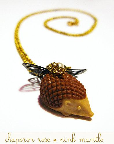 bijou-jouet-collier-herisson-et-papillon.jpg