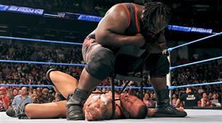 A l'aide d'une chaise, Mark Henry étrangle Randy Orton lors du Smackdown du 09/09/2011