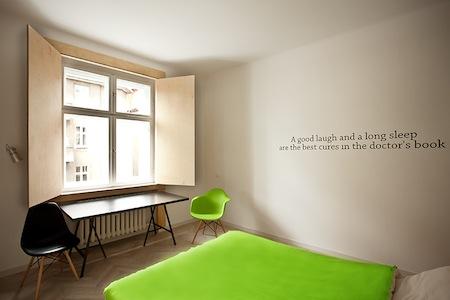 Un bel exemple de décoration minimaliste: le Quotel par l’agence Mode:lina