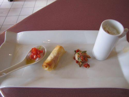 Soupe de courgettes, espuma de parmesan, croustillant méditerranéen, Carpaccio de scampis aux poivrons doux