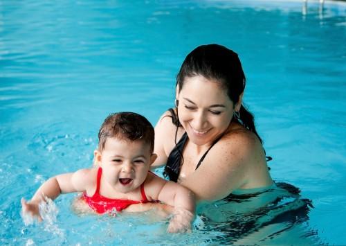 bienfait de pratiquer la natation pour les bébés