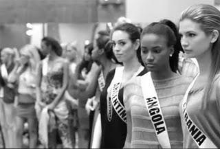 Les bourses tombent alors détendez-vous avec Miss Univers 2011