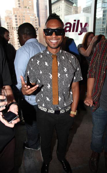 Miguel se fait des dessins sur la tête