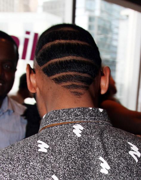 Miguel se fait des dessins sur la tête