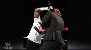 Lors du Raw du 12 septembre 2011 CM Punk attaque Triple H avec un micro