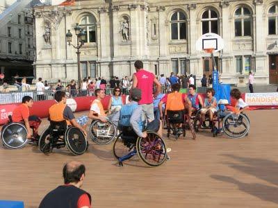 Handisport : Sébastien encadre l'animation basket-fauteuil