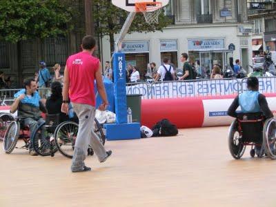 Handisport : Sébastien encadre l'animation basket-fauteuil