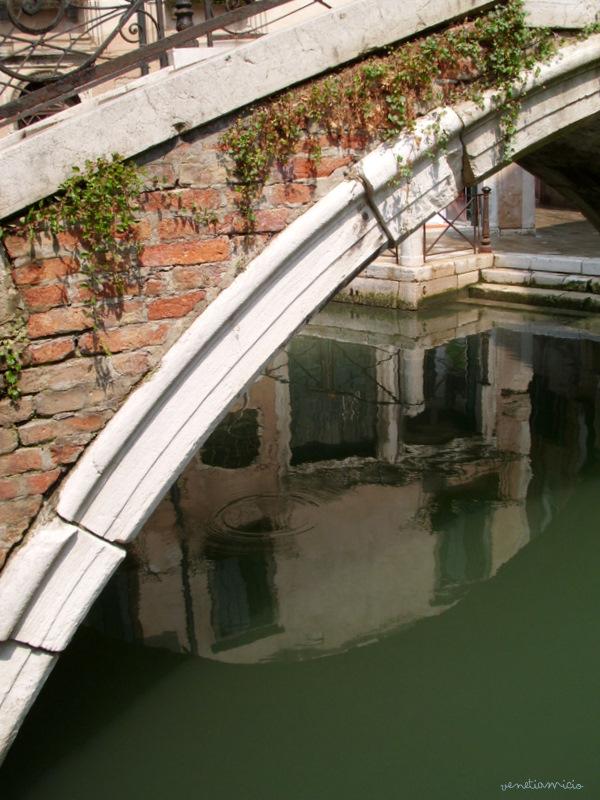 Atmosphère vénitienne : S'Polo, le Ponte Storto et son Rio