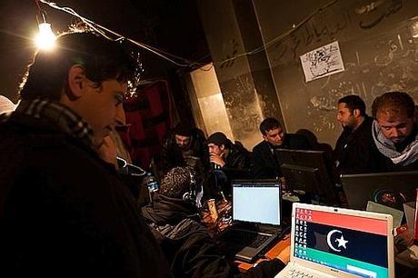 De jeunes hackers libyens, œuvrant ici pour le compte de la rébellion, en février 2011 (illustration). Le régime du colonel Kadhafi souhaitait de son côté contrôler toutes les données passant par Internet, une mission à laquelle des cadres de la société Bull ont été attachés.