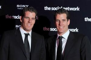Les Winklevoss se vengent de Mark Zuckerberg dans une pub. Les Winklevoss se vengent de Mark Zuckerberg dans une pub.