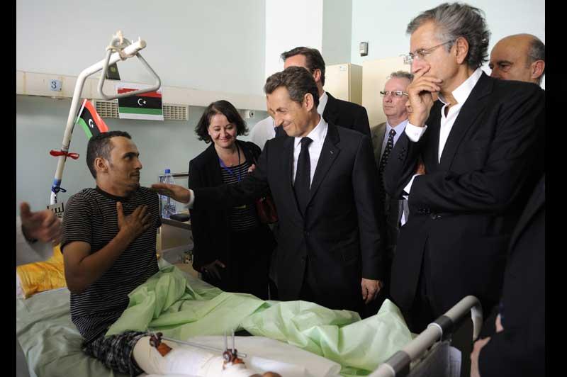<b></div>Acclamé</b>. Ce déplacement est qualifié d' «historique». Sept mois après le début de la rébellion contre le régime de Kadhafi, Nicolas Sarkozy et David Cameron sont arrivés jeudi à Tripoli. Pendant une heure, et après avoir été accueillis dans la liesse, ils ont visité l'hôpital de la capitale libyenne et ont pu s’entretenir avec des blessés et des médecins. Le président français et le Premier ministre britannique, également accompagnés de l’intellectuel Bernard-Henry Lévy, défenseur dès les premières heures de la rébellion mais aussi d'Alain Juppé, le ministre des Affaires étrangères, ont parcouru, ensemble, les couloirs de cet établissement moderne apparemment non touché par la guerre. 