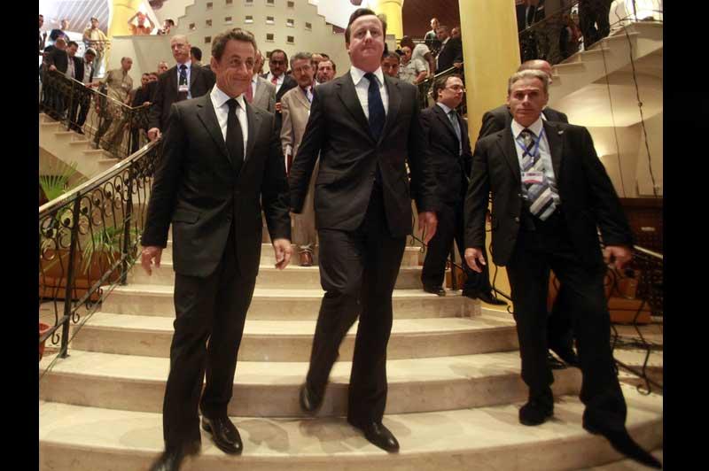 <b></div>L’événement</b>. La direction : Tripoli. L'objectif du déplacement : introniser les rebelles. Alors que Mouammar Kadhafi a diffusé un nouveau message à l'attention de ses partisans mercredi, le CNT s'apprête à célébrer sa victoire avec la visite éclair de Nicolas Sarkozy et de David Cameron. Il s'agit du premier déplacement de hauts dirigeants étrangers dans la capitale libyenne depuis sa chute, le 23 août dernier. Lors de la conférence de presse organisé avec le CNT, le chef de l’Etat a demandé qu’il n’y ait «pas de vengeance, pas de règlements de comptes» en Libye. «Nous appelons tous les pays ayant sur leur sol des personnes (libyennes) recherchées, à travailler avec les instances internationales pour que chacun ait à rendre des comptes sur ce qu’il a fait», a-t-il ajouté. 