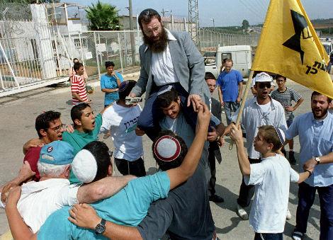 Baruch Marzel, chef de file de la mouvance Kach, célébré par des partisans en septembre 1994 en Israël (Havakuk Lvison/Reuters).
