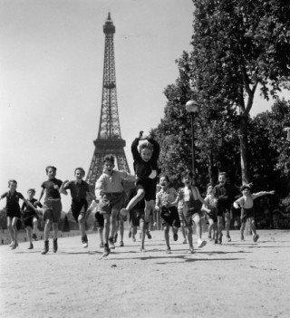 Parises-jardins-du-champs-de-mars-paris-by-robert-doisneau-.jpg
