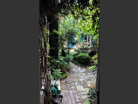 Cette cour intérieure de Bellevile a des allures de jardin luxuriant (Paris, France). 