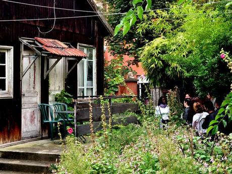 Cette cabane en bois située à Belleville donne l'impression d'un petit bout de campagne en plein Paris (France).