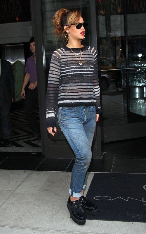 rihanna-dent-091211-3