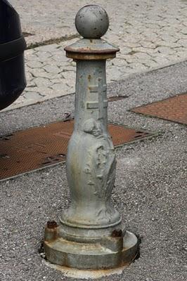 Qui s'y frotte s'y pique (107)