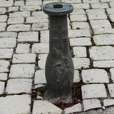 Qui s'y frotte s'y pique (107)