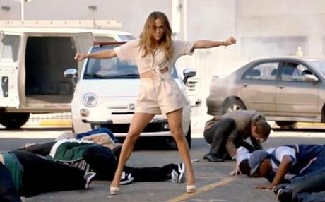 Jennifer Lopez déclenche une émeute pour la vidéo de « Papi »