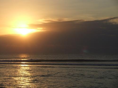 Coucher de soleil à Bali par notre explorer surfer - Septembre...
