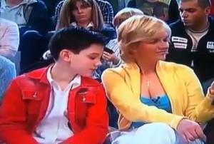 Petit coquin grillé en train de mater les seins de la présentatrice