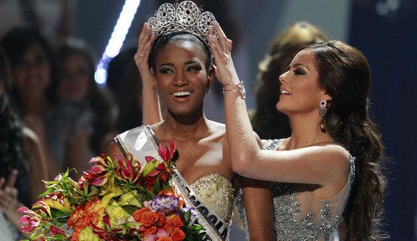 772112_miss_angola_leila_lopes_is_crowned_by_miss_universe_2010_ximena_navarrete_of_mexico_after_being_named_miss_universe_2011_in_sao_paulo