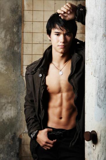 De magnifiques photos de Booboo Stewart dans Troix Magazine