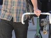 Robert Pattinson passe devant elle vélo