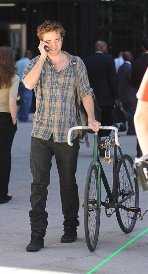Robert Pattinson passe devant elle en vélo ...