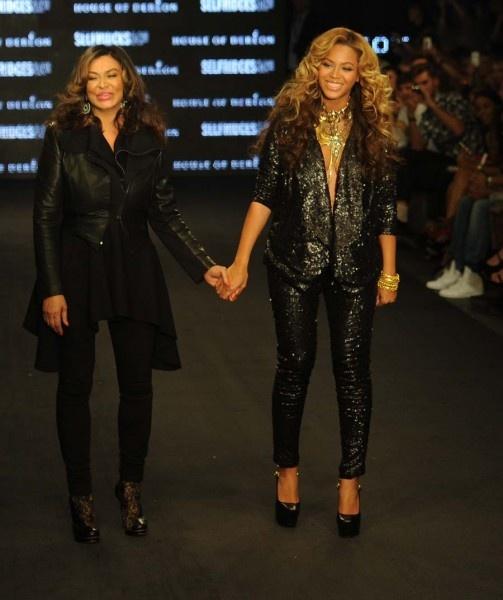 Beyonce-et-sa-mere-Tina-a-la-Fashion-Week-de-Londres_reference