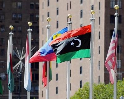 La Libye nouvelle hisse son drapeau à l’ONU | La-Croix.com et Alain Rey-Hartmann