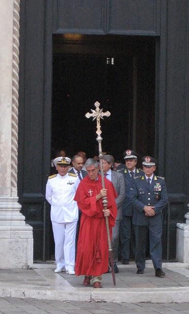 Mercredi 14 septembre, Procession de l'Exaltation de la Sainte Croix.
