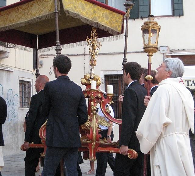 Mercredi 14 septembre, Procession de l'Exaltation de la Sainte Croix.