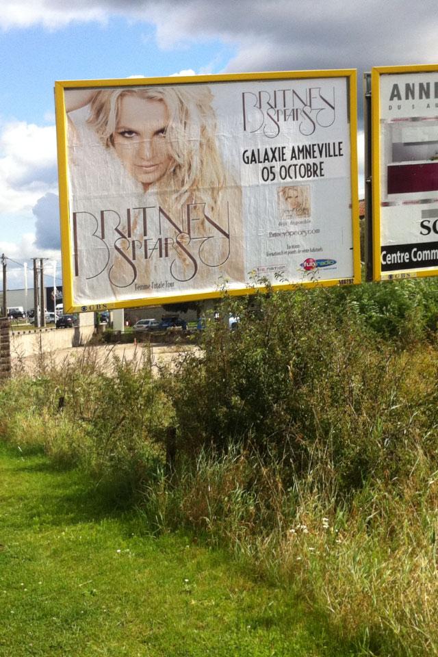 Une affiche pour le Femme Fatale Tour à Amnéville