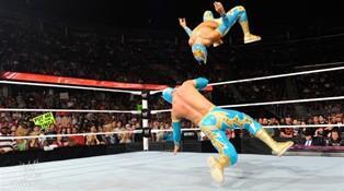 Sin Cara est disqualifié dans sonn combat face à Cody Rhodes à cause de l'apparition de son sosie