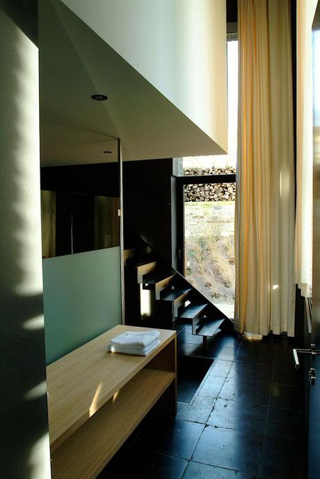 Chambre MATHEMATIQUE du Gite La Classe avec mezzanine et vue sur la piste de pétanque - Photo Jean-Luc Laloux Reconversion en Belgique : ancienne école en maison d’hôtes, La Classe !