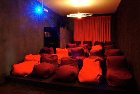 La Classe - Salle de Projection - Photo Jean-Luc Laloux Reconversion en Belgique : ancienne école en maison d’hôtes, La Classe !