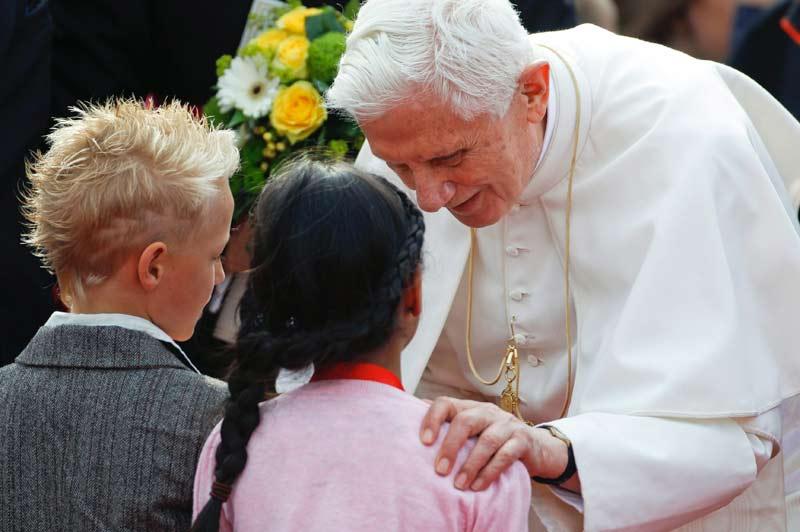 <b></div>En visite</b>. Jeudi, dès son arrivée en Allemagne, le pape Benoît XVI a été accueilli par des sympathisants, comme ici ou des jeunes enfants l’attendaient à l’aéroport international de Tegel. Ce voyage de quatre jours dans son pays natal est à haute portée politique et œcuménique. Il s'agit de son troisième voyage dans son pays après les Journées mondiales de la jeunesse (JMJ) à Cologne en 2005, peu après son élection, et sa venue dans sa Bavière natale en 2006. Au total, plus de vingt rendez-vous sont organisés et il prononcera dix-huit discours lors des trois étapes de cette visite, exceptionnellement chargée pour un homme de 84 ans. 