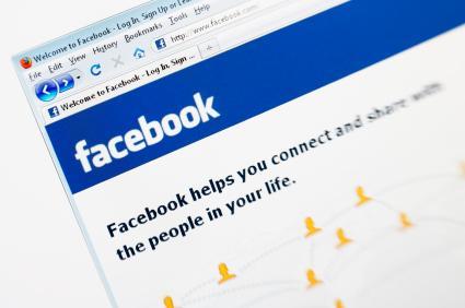 facebook white Facebook: 800 millions de membres et 350 millions d’utilisateurs mobiles