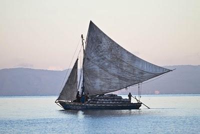 Un peu avant 6h00 du matin, la voilure de ce voilier étai...