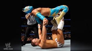 Sin Cara et son double sortent victorieux de leur combat face à Daniel Bryan