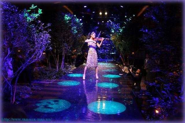 Vanessa Mae au Gala Opening  du MANDARIN ORIENTAL Paris (22/09/2011) [HD]